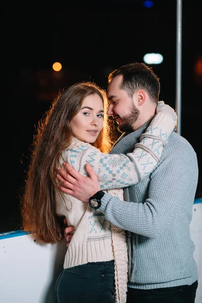 Casal Romântico Encontro Jovem Casal Juntos Livre Pista Gelo Aberta — Fotografia de Stock