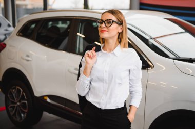 Oto kuafördeki iş kadını. kadın sürücü konsepti