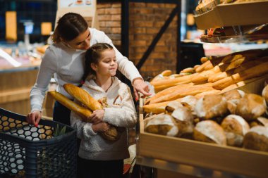Anne ve kızı markette.