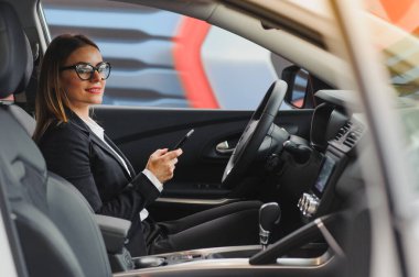 Oto kuafördeki iş kadını. kadın sürücü konsepti