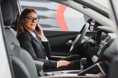 genç ve güzel kadın yeni arabası sürüş