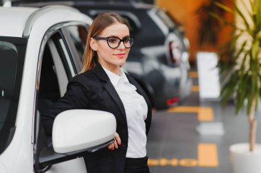 Oto kuafördeki iş kadını. kadın sürücü konsepti