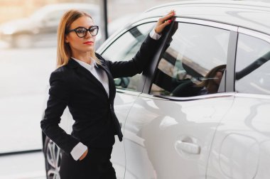 Oto kuafördeki iş kadını. kadın sürücü konsepti