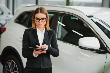 Oto kuafördeki iş kadını. kadın sürücü konsepti