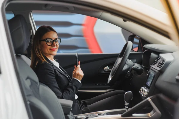 Hezká Mladá Žena Která Řídila Své Nové Auto — Stock fotografie