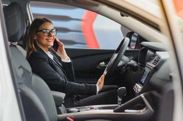 Mujer Negocios Salón Automóviles Concepto Conductor Femenino — Foto de Stock