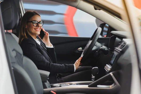 Obchodní Žena Autosalonu Koncepce Ženského Řidiče — Stock fotografie