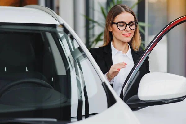 Auto Business Autó Értékesítés Fogyasztás Emberek Fogalma Boldog Bevétel Autó — Stock Fotó