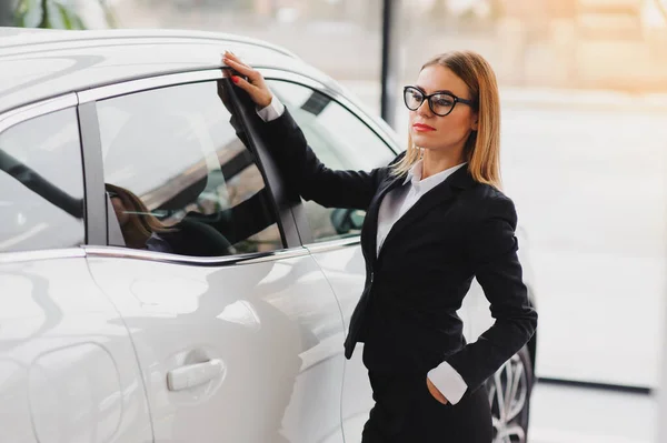 Negocio Automóviles Venta Coches Consumismo Concepto Gente Mujer Feliz Tomando — Foto de Stock