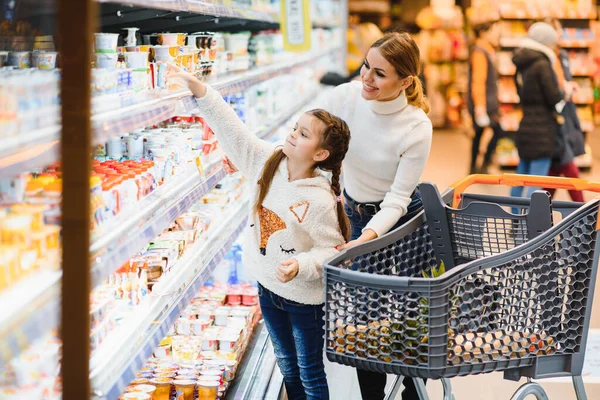 Ibu Cantik Memegang Keranjang Belanjaan Dengan Anaknya Berjalan Supermarket Belanja Stok Gambar