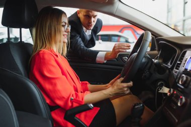 Hintli satıcı potansiyel müşteriye araba özelliklerini açıklıyor