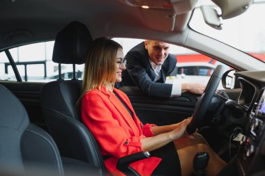 İş kadını araba galerisinden araba alır. Mutlu iş insanları kavramı