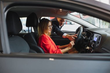 İş kadını araba galerisinden araba alır. Mutlu iş insanları kavramı