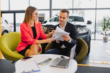 Hintli satıcı potansiyel müşteriye araba özelliklerini açıklıyor