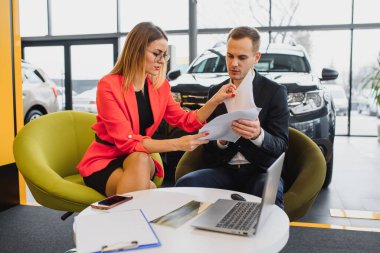 İş kadını araba galerisinden araba alır. Mutlu iş insanları kavramı