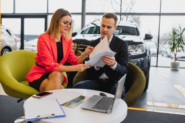 Arabayı alan ve satan kadın.