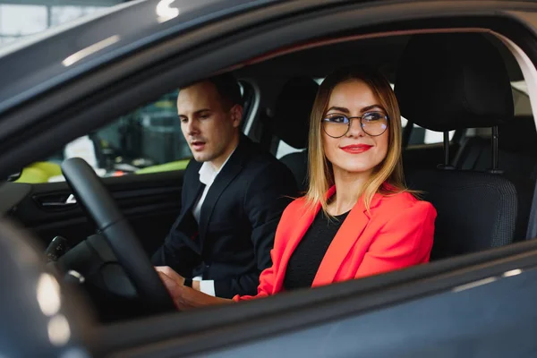 Egy Üzletasszony Autót Vesz Egy Autókereskedésben Boldog Üzletemberek Fogalma — Stock Fotó