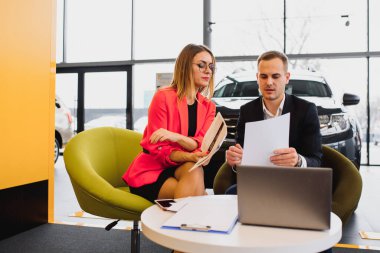 Bir araba galerisinde başarılı bir işadamı - müşterilere araç satışı