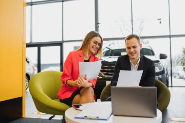 İş kadını araba galerisinden araba alır. Mutlu iş insanları kavramı