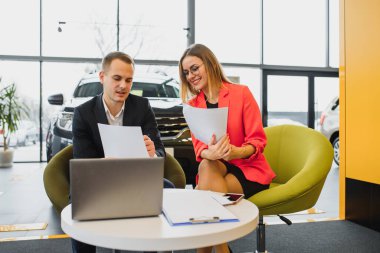 Bir araba galerisinde başarılı bir işadamı - müşterilere araç satışı