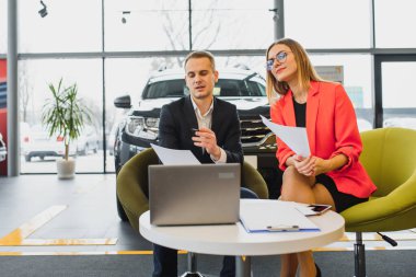 Arabayı alan ve satan kadın.