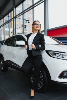 İş kadını araba galerisinden araba alır.