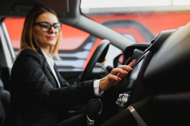 İşe arabasıyla giden genç bir iş kadını. Başarılı iş konsepti. İş kadını sürücüsü