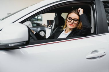 İşe arabasıyla giden genç bir iş kadını. Başarılı iş konsepti. İş kadını sürücüsü