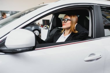 İşe arabasıyla giden genç bir iş kadını. Başarılı iş konsepti. İş kadını sürücüsü