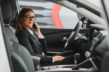 İşe arabasıyla giden genç bir iş kadını. Başarılı iş konsepti. İş kadını sürücüsü