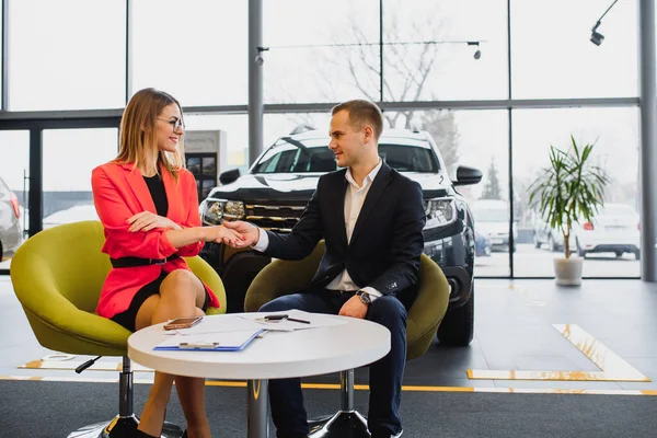 Egy Üzletasszony Autót Vesz Egy Autókereskedésben Boldog Üzletemberek Fogalma — Stock Fotó