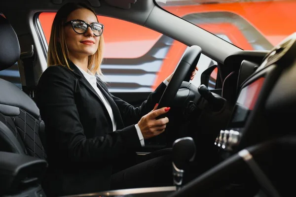 Junge Geschäftsfrau Fährt Mit Ihrem Auto Zur Arbeit Erfolgreiches Geschäftskonzept — Stockfoto