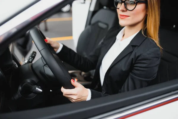 Joven Mujer Negocios Conduciendo Coche Trabajo Concepto Negocio Exitoso Mujer — Foto de Stock