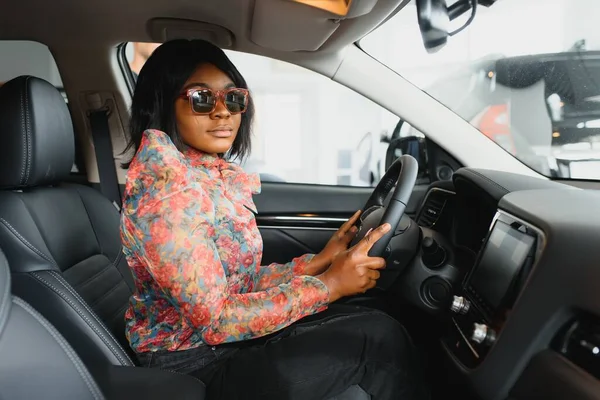 Žena Kupující Auto Dáma Autosalonu Elegantní Černošky Dívka — Stock fotografie