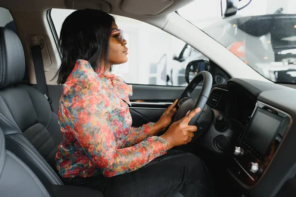 Šťastný Africký Žena Řízení Nové Auto — Stock fotografie