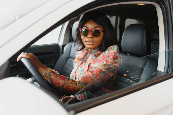 Šťastný Africký Žena Řízení Nové Auto — Stock fotografie