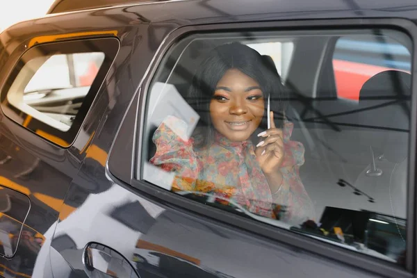Afro Mädchen Telefoniert Sitzt Auto Auf Dem Rücksitz Und Lächelt — Stockfoto