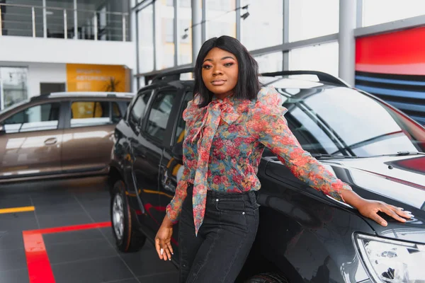 Schöne Junge Afrikanische Frau Kauft Ein Auto Autohaus — Stockfoto