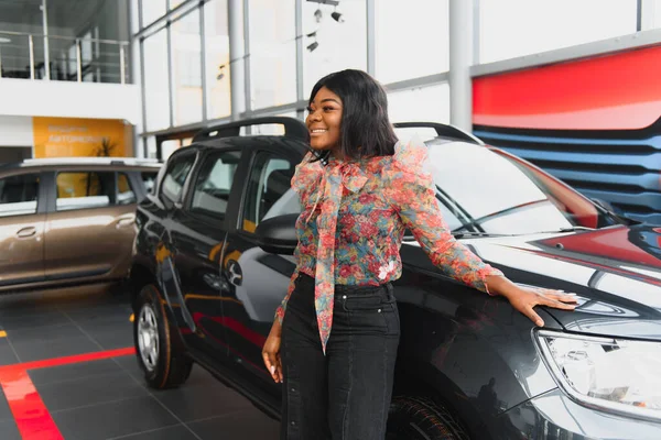 Žena Kupující Auto Dáma Autosalonu Elegantní Černošky Dívka — Stock fotografie