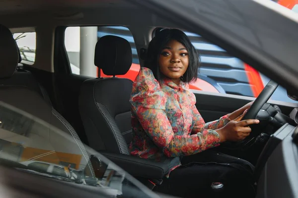 Šťastný Africký Žena Řízení Nové Auto — Stock fotografie