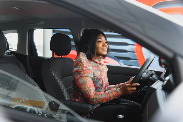 Šťastný Africký Žena Řízení Nové Auto — Stock fotografie