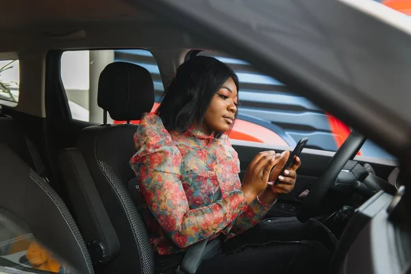 Afričanky Americká Žena Sedí Autě Používat Mobilní Telefon Textování Při — Stock fotografie