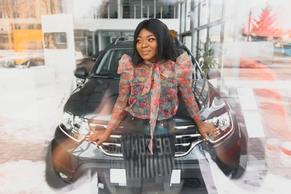Frauen Die Das Auto Kaufen Damen Einem Autosalon Schwarze Mädchen — Stockfoto