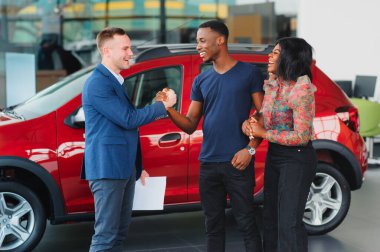 Küçük çocuk yatakta beyaz pijama giyiyor.