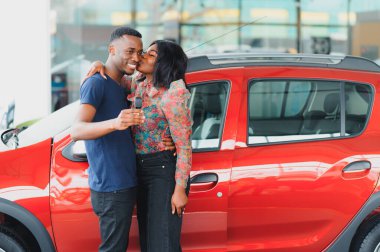 Küçük çocuk yatakta beyaz pijama giyiyor.