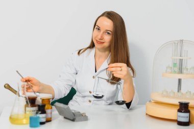 Paskalya Yumurtaları Bahar Arkaplanı. Tahta beyaz arka planda Paskalya çelengi