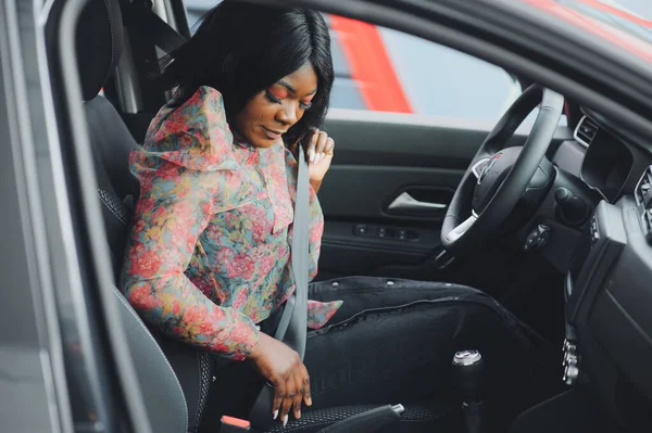 Dunkelbraune Hautfarbe Afrikanerin Schnallt Sicherheitsgurt Auto Für Unfallsicherheitskonzept — Stockfoto