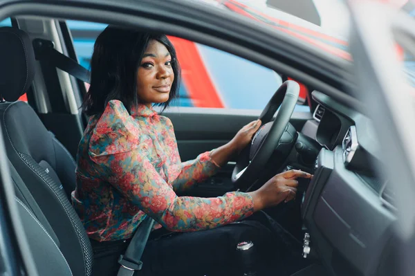 Veselý Africký Ženský Řidič Uvnitř Auta — Stock fotografie