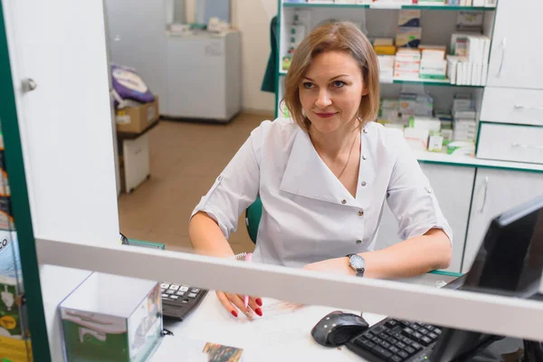 Ritratto Farmacista Felice Sicuro Che Prescrive Medicine Sul Posto Lavoro — Foto Stock