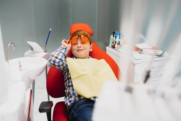 Jongen Tevreden Met Service Het Tandartspraktijk Concept Van Pediatrische Tandheelkundige — Stockfoto